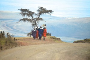 Massai Kinder am Straßenrand auf dem weg in die Serengeti